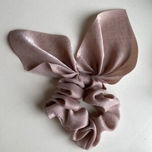 Scrunchy with a bow, tan, one size